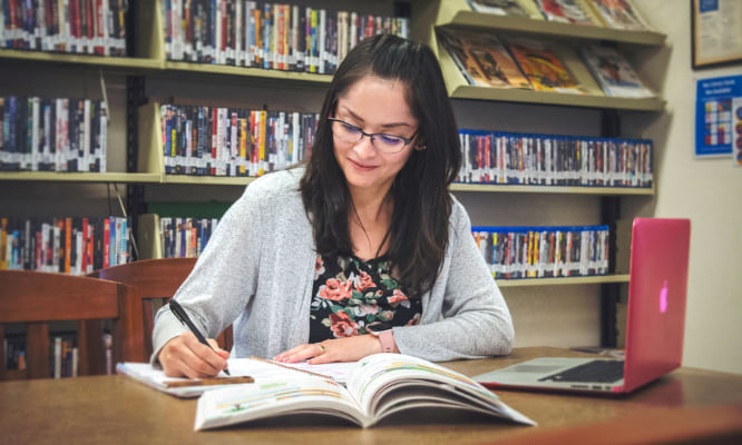 Una persona estudiando en una mesa